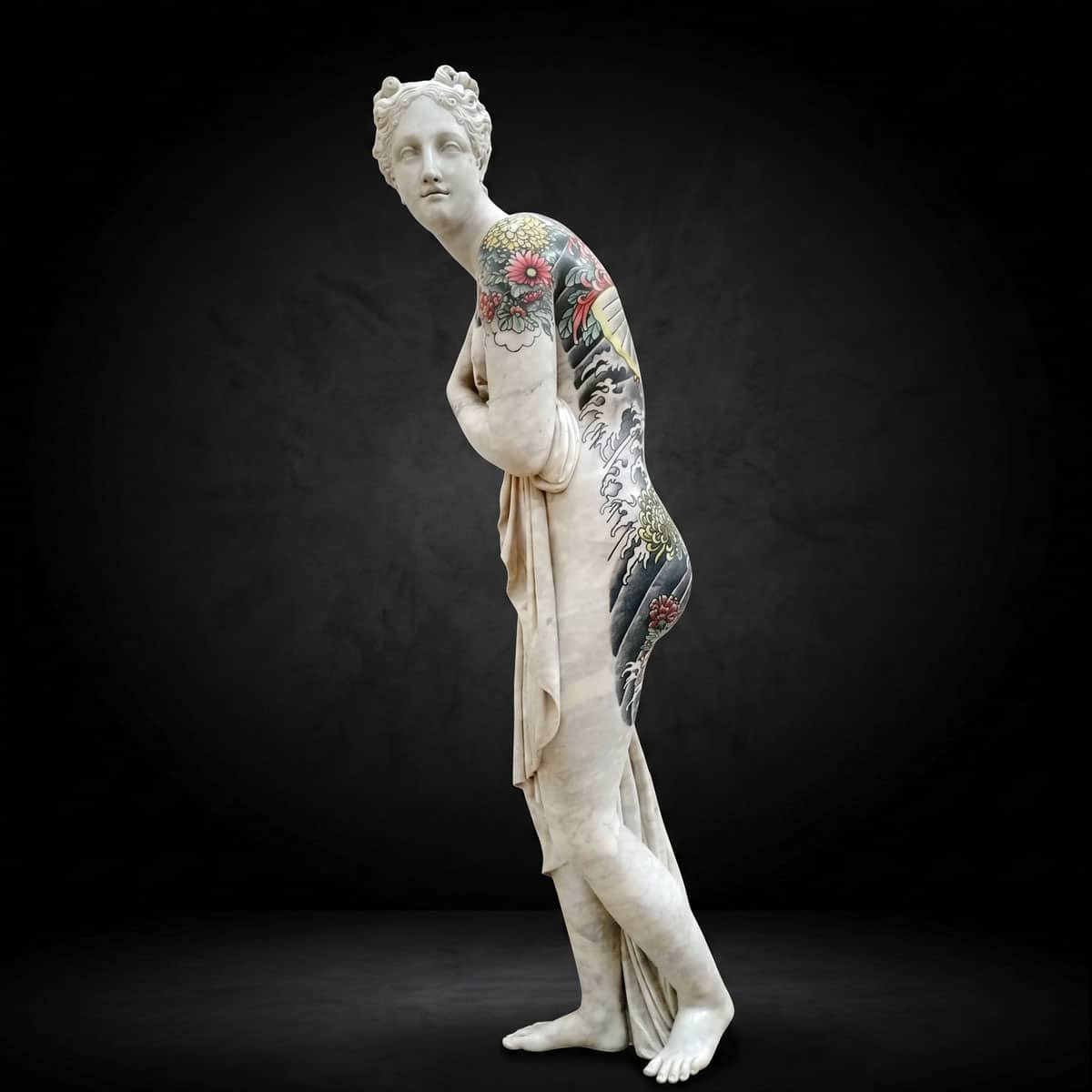 Venere Italica in marmo con tatuaggi in stile Yakuza, opera di Fabio Viale esposta alla Gipsoteca Canoviana