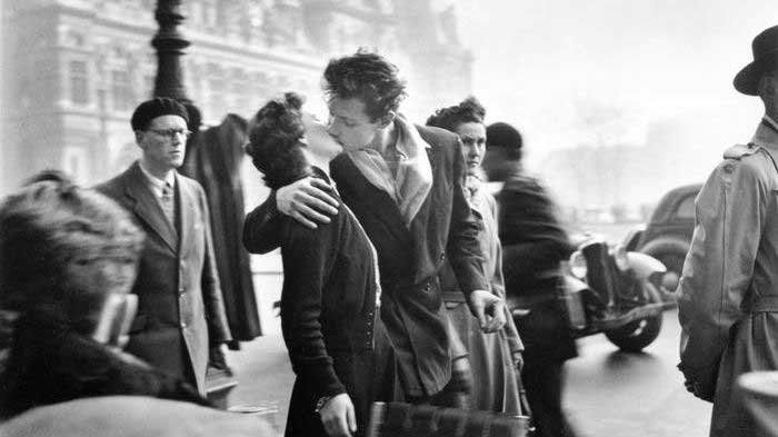 Il bacio davanti all’Hôtel de Ville di Robert Doisneau, Parigi 1950