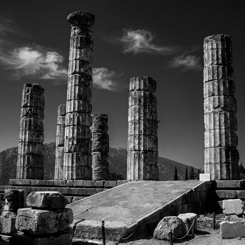 Le colonne del tempio di Apollo a Delfi, in bianco e nero